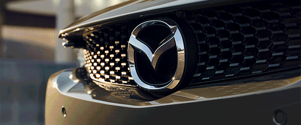 Foto's van Mazda met momenten uit de Mazda-verhalen.