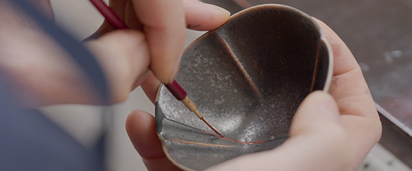 Close-up van een Kintsugi reparatie.