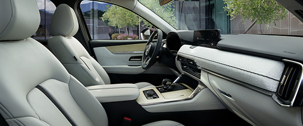 Foto's van het interieur van de volledig nieuwe Mazda CX-80